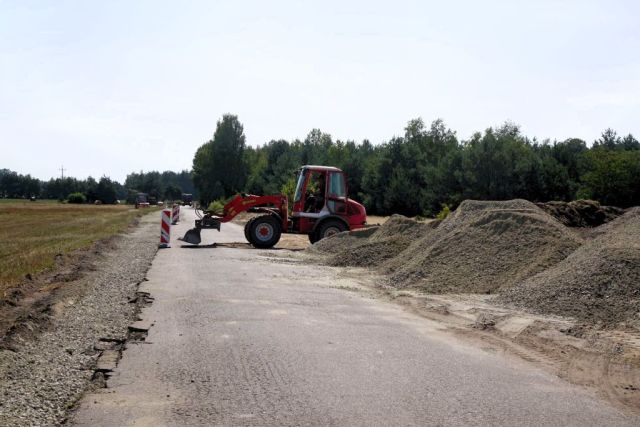 Trwa remont drogi gminnej nr G489038P w m. Stare Grądy - zdjęcie 1