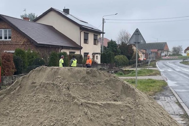 Rozpoczęto remont chodnika w miejscowości Królików - zdjęcie 3
