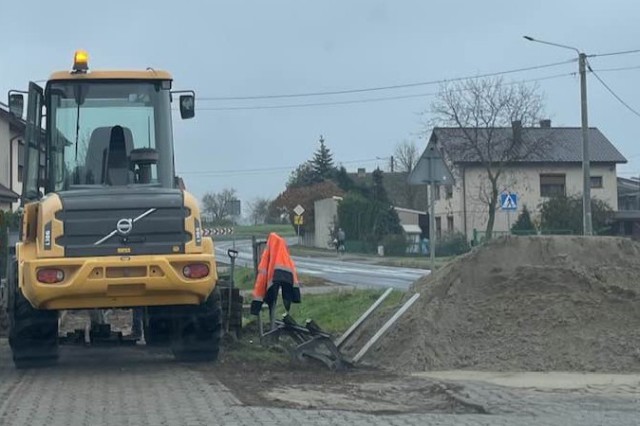 Rozpoczęto remont chodnika w miejscowości Królików - zdjęcie 4